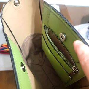 Bucket purse with 6 straps